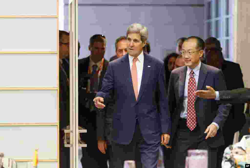 Secretary of State John Kerry (left) and World Bank Chairman Jim Yong Kim arrive for a meeting of the U.S.- Africa Leaders Summit, at the World Bank, Washington, DC, Aug. 4, 2014.