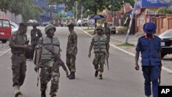 Tentara Nigeria melakukan patroli di ibukota Abuja (Juni 2014). 