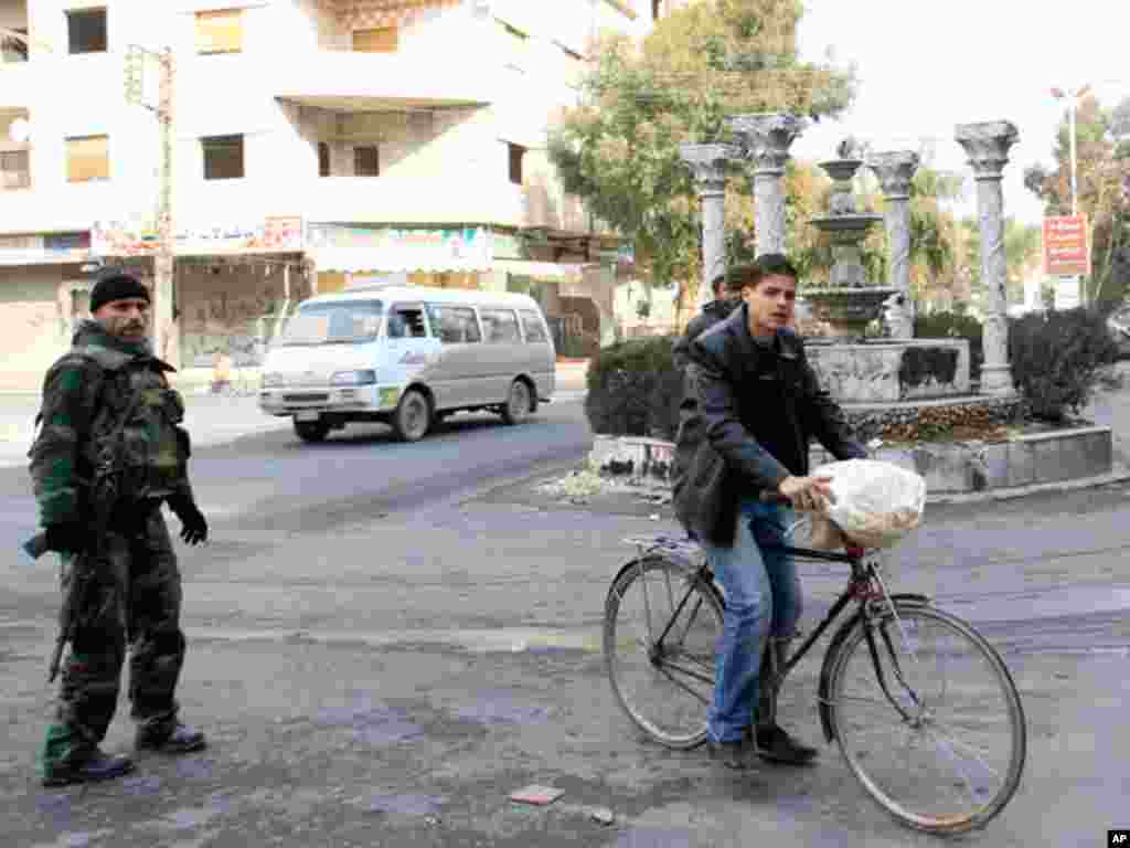 Syrian soldiers are seen outside Damascus in Ain Tarma, January 26,2012. (Reuters)