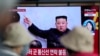 تصویر کیم جونگ اون، رهبر کره شمالی، بر روی یک صفحه تلویزیون در یک ایستگاه قطار در سئول، کره جنوبی. (آرشیو)
