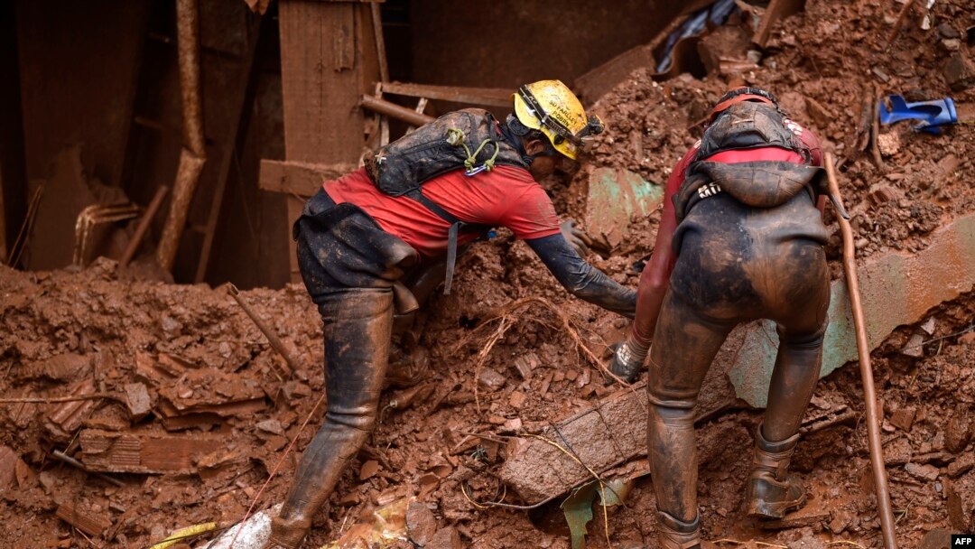 Para petugas pemadam kebakaran mencari korban yang tertimbun tanah longsor di Vila Bernadete, Belo Horizonte, negara bagian Minas Gerais, Brazil, 26