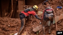 Para petugas pemadam kebakaran mencari korban yang tertimbun tanah longsor di Vila Bernadete, Belo Horizonte, negara bagian Minas Gerais, Brazil, 26