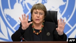 La Alta Comisionada de las Naciones Unidas para los Derechos Humanos, Michelle Bachelet, hace gestos en una conferencia de prensa el 9 de diciembre de 2020 en Ginebra.