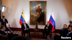 7일 베네수엘라를 방문한 세르게이 라브로프 러시아 외무장관(왼쪽)이 호르헤 아레아사 베네수엘라 외무장관과 회담했다.
