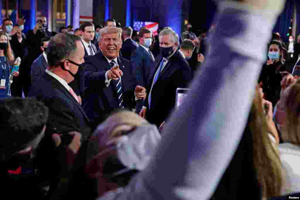 صدر ٹرمپ سے ٹیکس کی ادائیگی کا سوال کیا گیا تو انہوں نے صرف اتنا ہی کہا کہ 'نیویارک ٹائمز' کے پیش کردہ اعداد و شمار درست نہیں۔ اخبار نے اپنی رپورٹ میں کہا تھا کہ ڈونلڈ ٹرمپ نے بحیثیت صدر اپنے پہلے سال صرف 750 ڈالر ٹیکس ادا کیا تھا۔