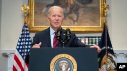 Predsjednik Joe Biden razgovara sa novinarima poslije govora o oproštaju studentskih dugova, u Bijeloj kući, 4. oktobra 2023. (Foto: AP/Evan Vucci)