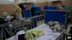 2022년 2월 아프가니스탄 카불에 있는 인디라간디아동병원에서 영양실조에 걸린 어린아이가 침상에 누워 있다. (자료 사진)