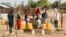 Sudanske izbjeglice skupljaju vodu iz bušotine u izbjegličkom kampu Gorom