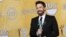 El actor y director Ben Affleck posa con su premio al mejor reparto de cine.