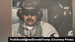 资料照片：白宫公布的显示被抓拿的马杜罗在美国海军“硫磺岛”号两栖攻击舰上。