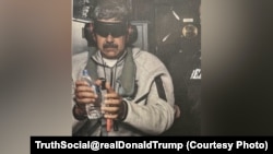 特朗普总统公布的被抓捕后的马杜罗在美国海军“硫磺岛”号两栖攻击舰上的照片。