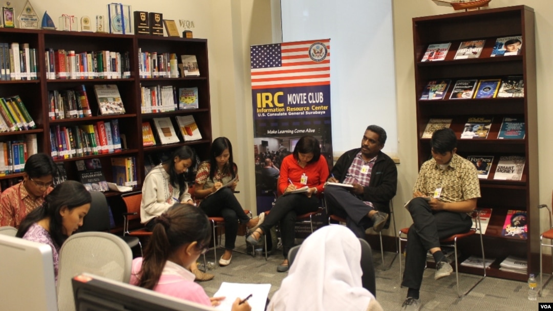 Suasana pelatihan wartawan di Surabaya yang diadakan oleh BBG dan VOA. (VOA/Petrus Riski)