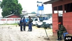 Ba policiers na basoda bazali kobatela boloko bonene ya Makala na Kinshasa, RDC, 2 juillet 2013.