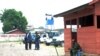 La police congolaise et les soldats de l'ONU montent la garde après un incident survenu à la prison de Makala à Kinshasa le 2 juillet 2013. (Photo by Junior D. Kannah / AFP)