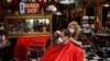 Un cliente acude a una barbería por primera vez en Miami, Florida, desde que las autoridades locales permitieran su reapertura.