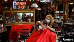 Un cliente acude a una barbería por primera vez en Miami, Florida, desde que las autoridades locales permitieran su reapertura.