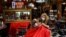 Un cliente acude a una barbería por primera vez en Miami, Florida, desde que las autoridades locales permitieran su reapertura.