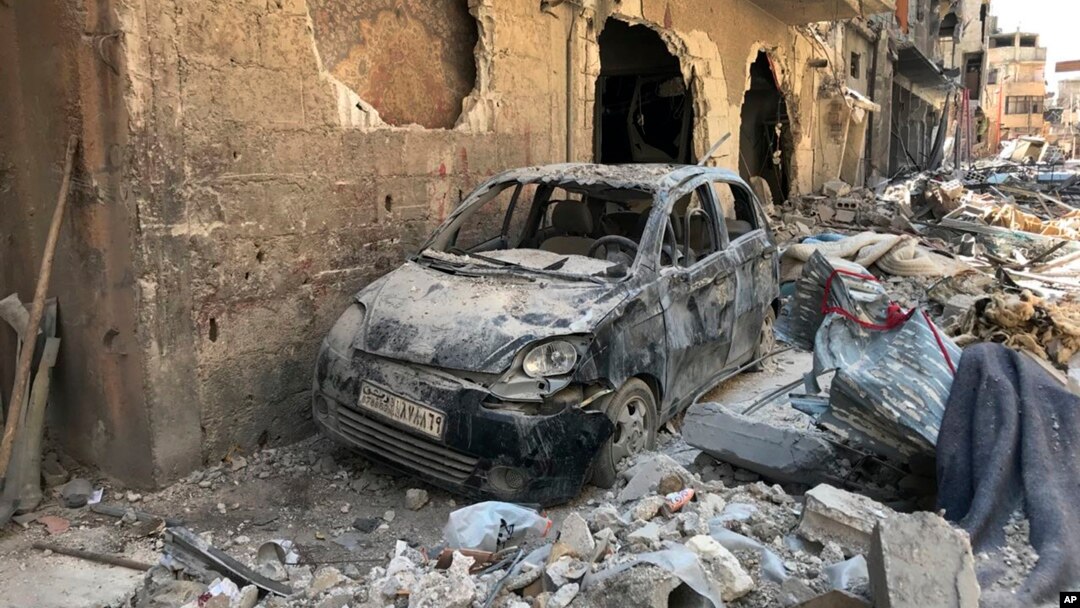 ARHIVA - Razorene ulice Dume, u blizini Damaska (Foto: AP/Hassan Ammar)