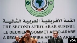 Pemimpin Libya Moammar Gadhafi memberikan pidato pada pembukaan KTT negara-negara Arab dan Afrika di Sirte, Libya hari ini, 10 Oktober 2010.