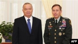 Prezident Islom Karimov AQSh generali Deyvid Petreus bilan, Toshkent, 2009