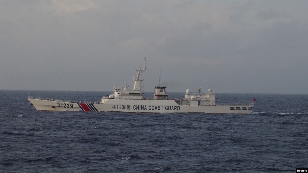Kapal penjaga pantai China mendekati perairan Pulau Senkaku yang disengketakan di Jepang Desember tahun lalu (foto: dok). Sebuah kapal mata-mata China dilaporkan memasuki perairan Jepang Rabu (15/6) pagi.