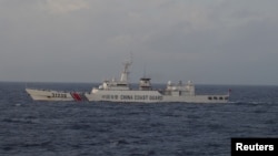 Kapal penjaga pantai China mendekati perairan Pulau Senkaku yang disengketakan di Jepang Desember tahun lalu (foto: dok). Sebuah kapal mata-mata China dilaporkan memasuki perairan Jepang Rabu (15/6) pagi.