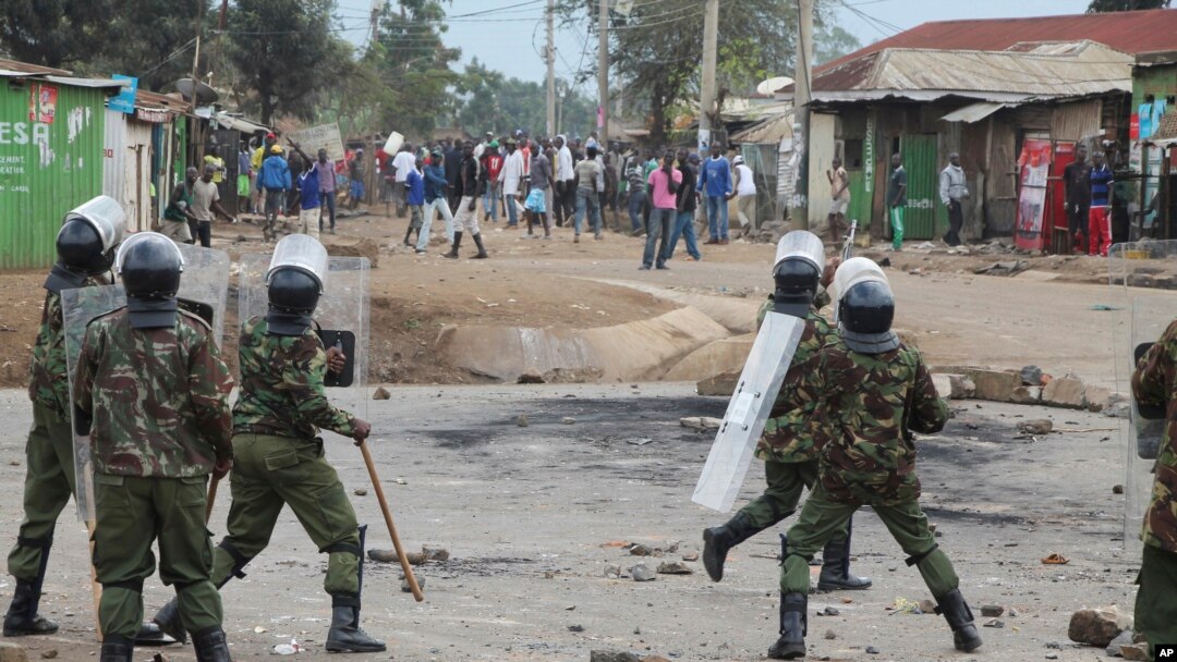 Les forces de l’ordre affrontent des manifestants à Kisumu, Nairobi, Kenya, 12 août 2017. 