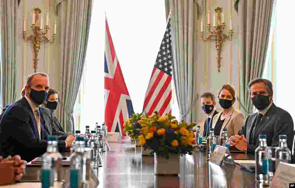 영국 런던에서 주요 7개국(G7) 외무장관 회의가 열린 가운데 토니 블링컨 미국 국무장관과 도미니크 랍 영국 외무장관이 양자 회담을 갖고 있다. 
