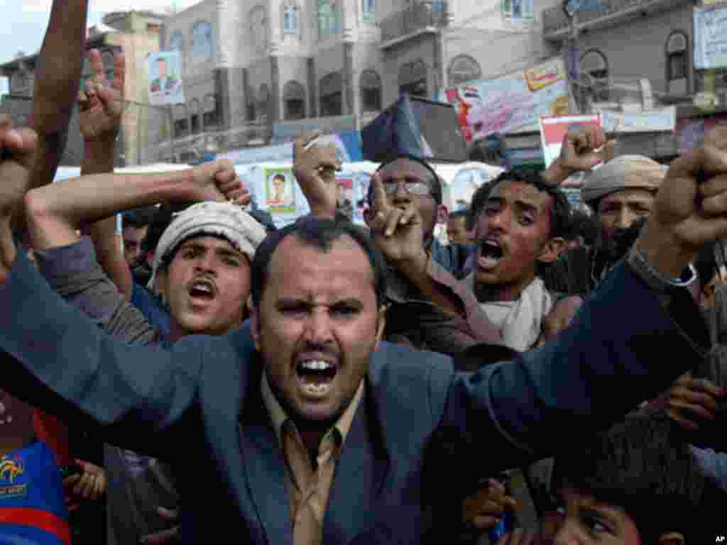 Protesters demanding the resignation of Yemeni President Ali Abdullah Saleh. (Reuters)