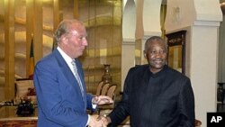 Malian President Amadou Toumani Toure (right) greets French Interior Minister Brice Hortefeux at the presidential palace in Bamako, 22 Sep 2010