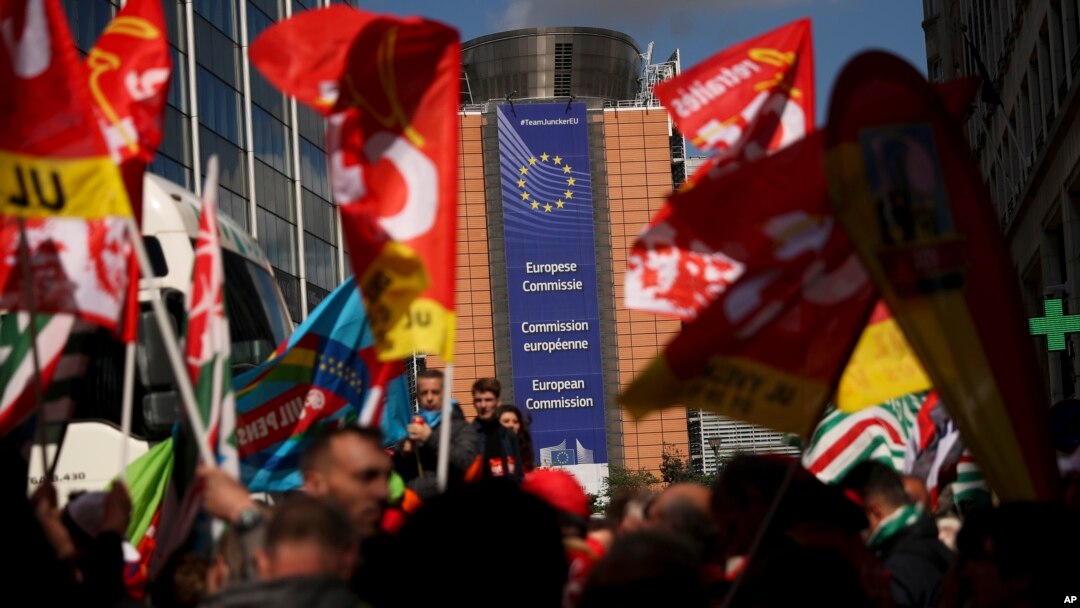 Aksi unjuk rasa damai serikat buruh Eropa di dekat markas Komisi Eropa, di Brussels, Jumat, 26 April 2019.