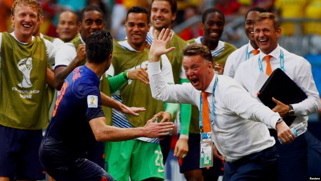 Robin van Persie merayakan gol dengan pelatih Belanda Louis van Gaal di Salvador, Brazil (13/6).