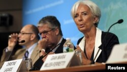 Para pejabat IMF memberikan keterangan mengenai laporan pertumbuhan ekonomi global di Washington (foto: dok).