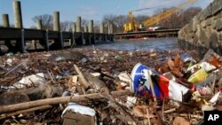 Sampah menggunung di Sungai Anacostia di Washington, DC (foto: dok). Pemberlakuan pajak kantong belanja plastik mengurangi jumlah sampah plastik di sungai dan lokasi-lokasi pembersihan dibanding tahun-tahun sebelumnya (foto: dok). 