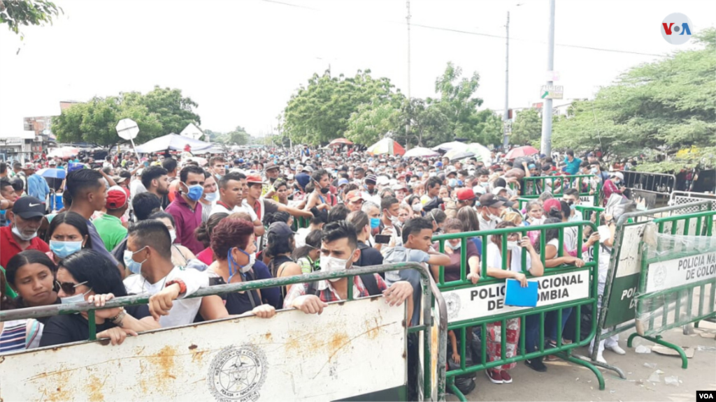 Muchas de estas personas cruzan a diario la frontera en busca de alimentos y atención médica. (Foto: Hugo Echeverry)