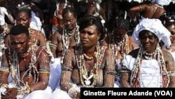 Une séance de vodoun à Cotonou, au Bénin, le 8 janvier 2017. (VOA/Ginette Fleure Adande)