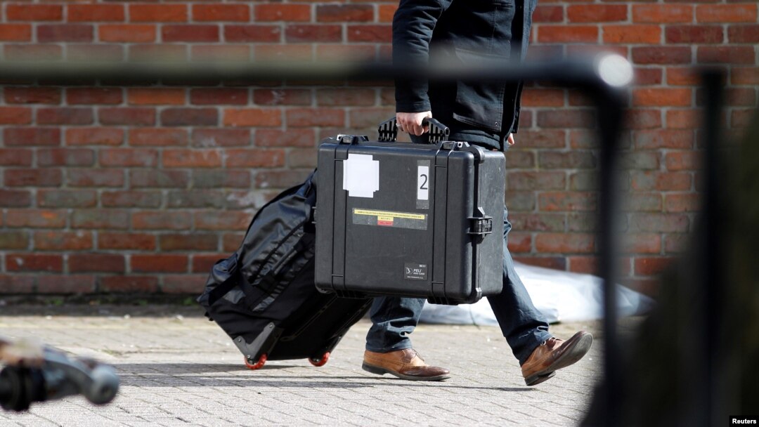 Seorang inspektur dari Organisasi Pelarangan Senjata Kimia (OPCW) tiba untuk mulai melakukan penyelidikan di lokasi penyerangan racun saraf terhadap mantan mata-mata Rusia, Sergei Skripal, dan putrinya di Salisbury, Inggris, 21 Maret 2018.
