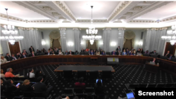 视频截图：美国参议院商务、科学与运输委员会举行审议法案的会议。(2026年4月14日)