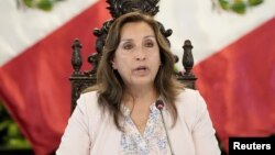 La presidenta de Perú, Dina Boluarte, se dirige a los medios de comunicación en Lima, Perú, el 29 de diciembre de 2022.