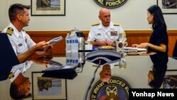 스콧 스위프트 미 태평양함대사령관(가운데)이 17일 부산 주한 미 해군사령부에서 한국 언론과 인터뷰하고 있다.
