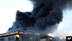 Une usine brûle à la périphérie de Durban, Afrique du Sud, le 14 juillet 2021. L'incarcération de l'ancien président Jacob Zuma pour outrage au tribunal, a déclenché la pire vague de violences depuis 1994. 