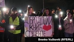 Doček za studente u mestu Knić, dvadesetak kilomatara od Kragujevca (Foto: Radio Slobodna Evropa)