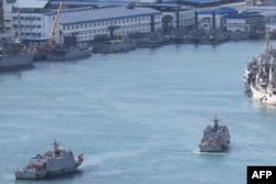 Sepasang kapal rudal kelas Kuang Hua VI milik Angkatan Laut Taiwan berlayar di Pelabuhan Keelung pada 14 Oktober 2024. (Foto: AFP)