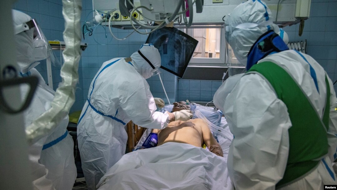 Medicinski radnici pomažu zaraženom od koronavirusa, u Zemunskoj bolnici u Beogradu, 26. novembra 2020. (Foto: Reuters/Marko Đurica)