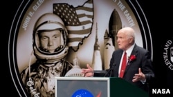 Astronot John Glenn berbicara dalam peringatan 50 tahun penerbangan Friendship 7 yang mengorbit Bumi. (Foto: Dok)