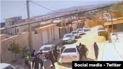 لحظه بازداشت یعقوب محمدی، معلم و زندانی سیاسی سابق، در شهر آبدانان توسط عوامل حکومتی (شنبه ۲ اسفند ۱۴۰۴)