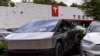 ARCHIVO - Un Tesla Cybertruck estacionado en un concesionario local de Tesla en Paramus, Nueva Jersey, EE. UU., el 23 de julio de 2024.