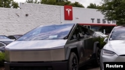 ARCHIVO - Un Tesla Cybertruck estacionado en un concesionario local de Tesla en Paramus, Nueva Jersey, EE. UU., el 23 de julio de 2024.