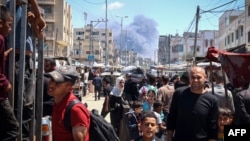 加沙地带拉法城街头正在逃离轰炸的巴勒斯坦人。（2024年5月7日）