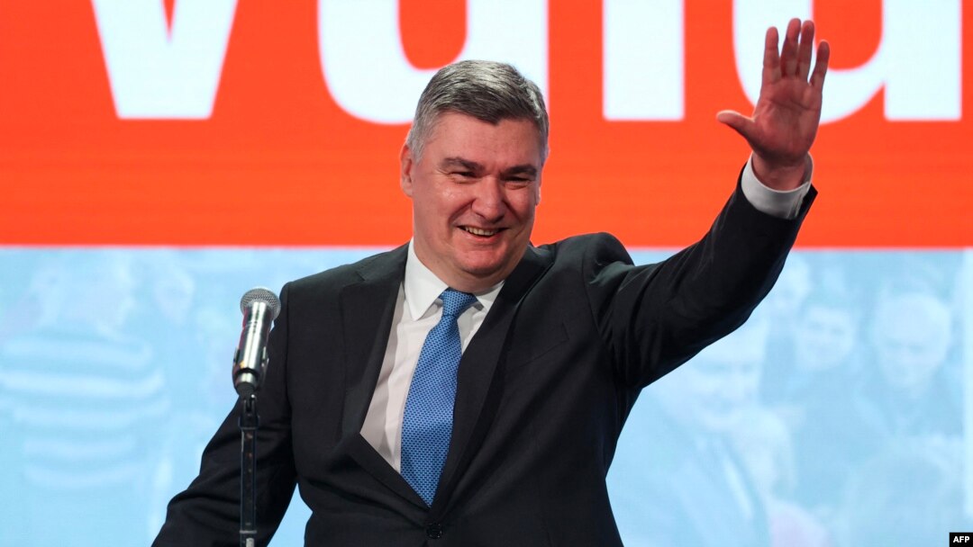 Aktuelni predsednik Hrvatske i predsednički kandidat Socijaldemokratske partije (SDP) Zoran Milanović maše tokom govora u Zagrebu 12. januara 2025, posle objavljivanja prelimirnarnih rezultata prema kojima je ubedljivo pobedio na predsedničkim izborima